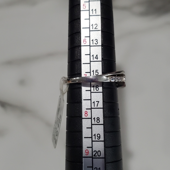 .925 Round stone w/accent stones - Picture 4 of 4